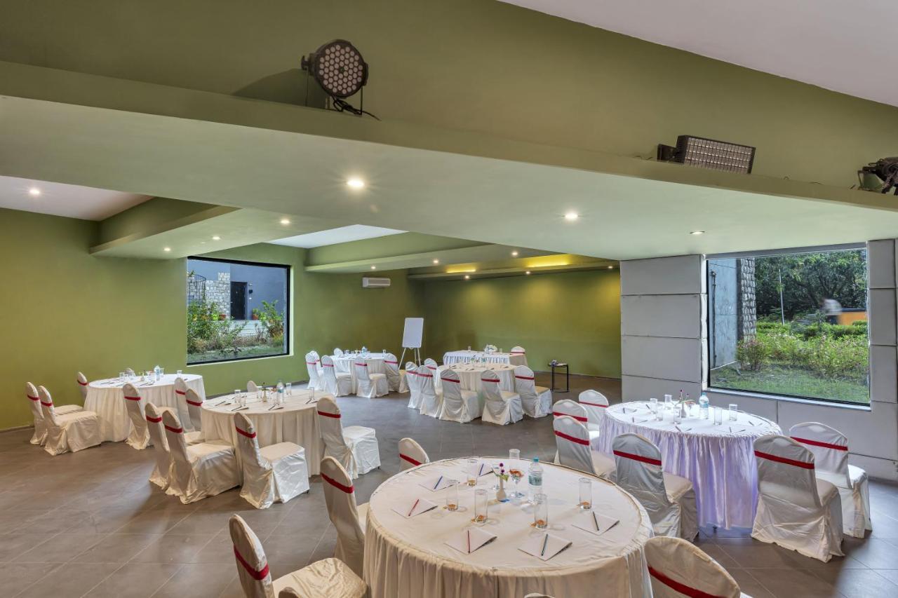 Club Mahindra Corbett Hotel Dhikuli Buitenkant foto